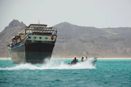 Harga minyak kembali menembus US$100 per barel setelah konflik di Timur Tengah mengganggu jalur pelayaran di Selat Laut Merah.